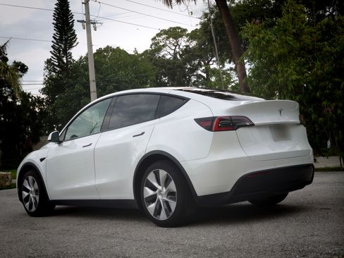 Used 2021 Tesla Model Y 2WD image 6