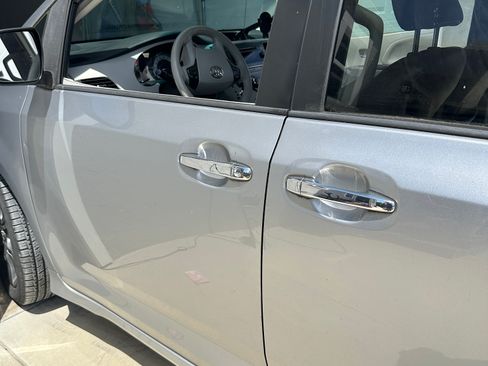 Used 2013 Toyota Sienna SE FWD image 17