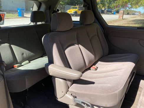Used 2003 Chrysler Voyager LX image 9