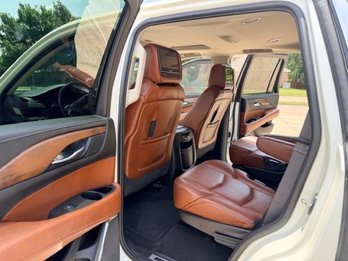 Used 2015 Cadillac Escalade Luxury RWD image 11
