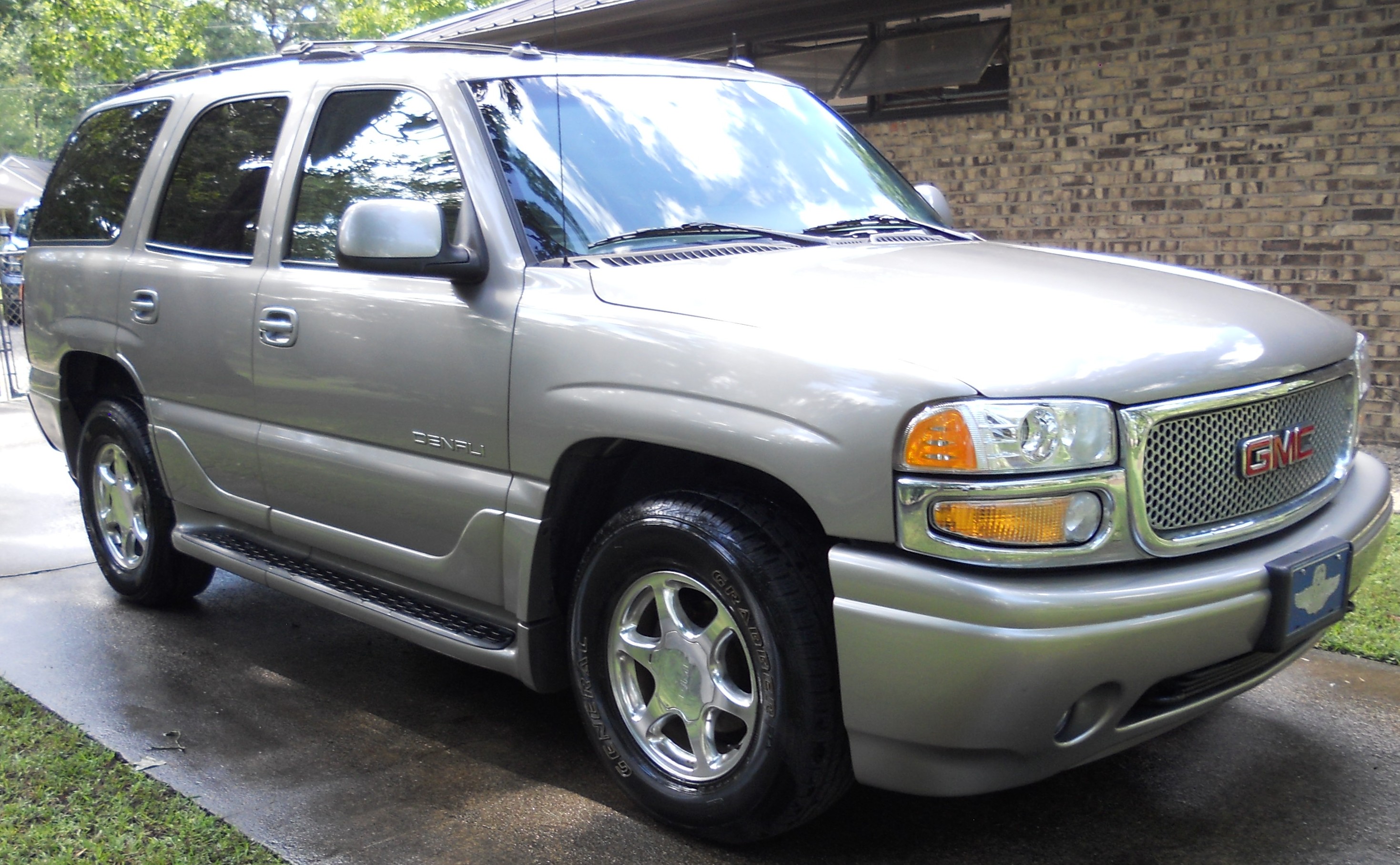 Used 2003 GMC Yukon Denali AWD/4WD image 2