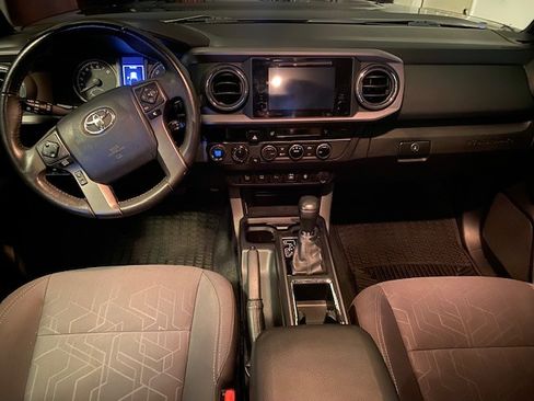 Used 2017 Toyota Tacoma TRD Sport image 2