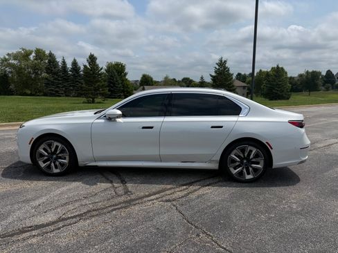 Used 2023 BMW i7 xDrive60 w/ Executive Package 2 AWD/4WD image 10