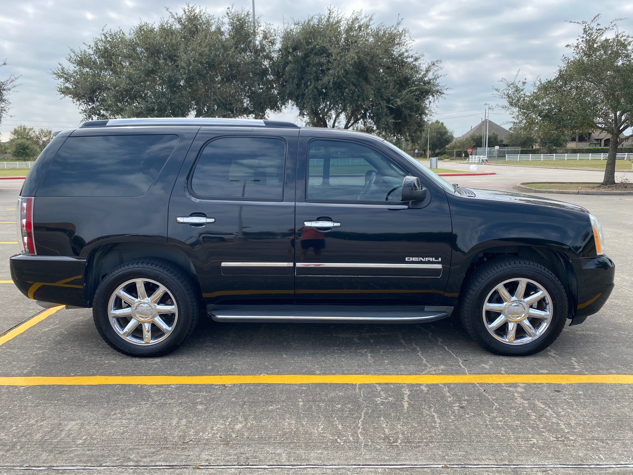 Used 2011 GMC Yukon Denali RWD image 8