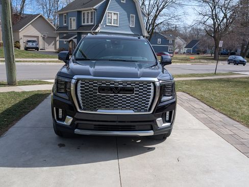 Used 2023 GMC Yukon Denali w/ Advanced Technology Package image 5