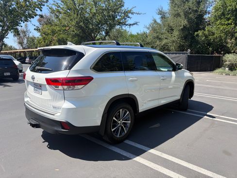 Used 2019 Toyota Highlander XLE AWD/4WD image 8