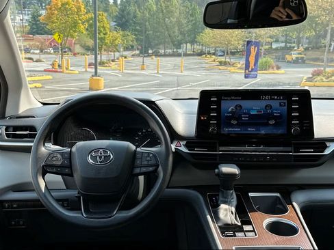 Used 2022 Toyota Sienna LE image 20