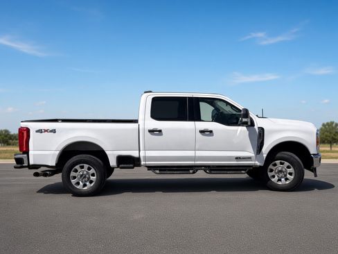Used 2023 Ford F250 XLT AWD/4WD image 10