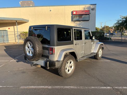 Used 2015 Jeep Wrangler Unlimited Sahara w/ Connectivity Group AWD/4WD image 5