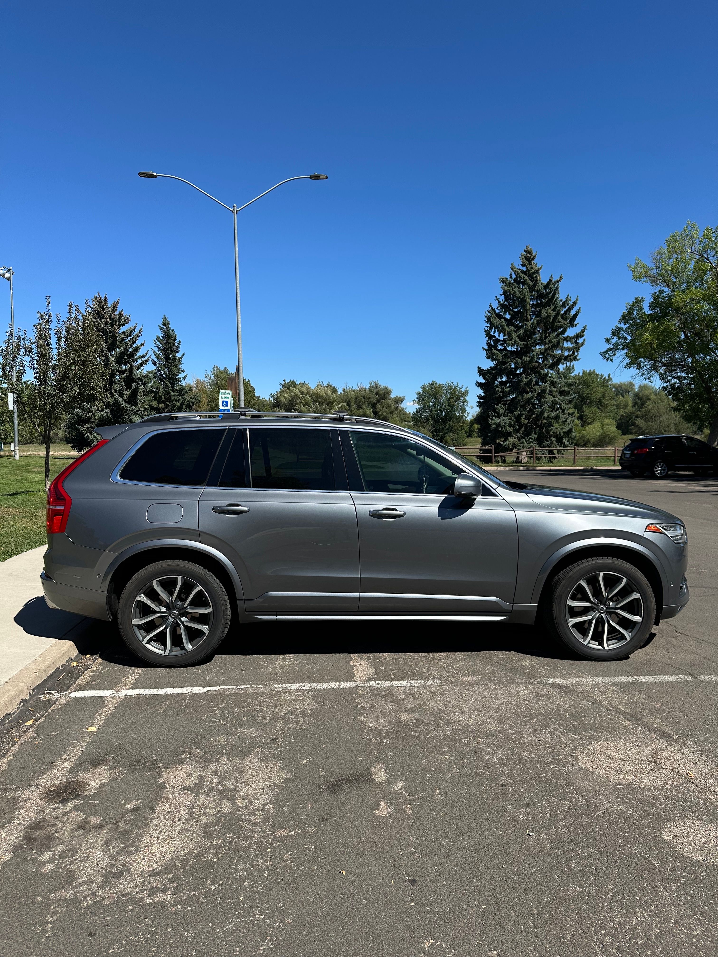 Used 2016 Volvo XC90 T6 Momentum w/ Momentum Plus Package AWD/4WD image 1