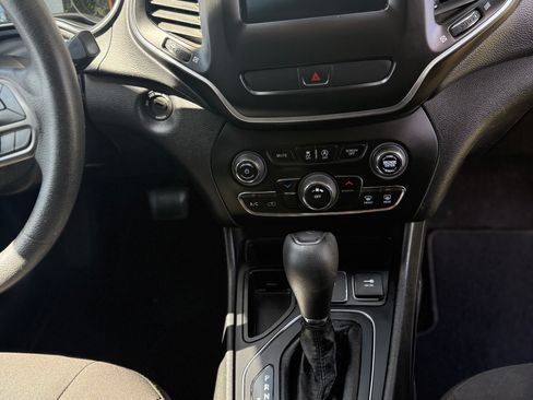 Used 2020 Jeep Cherokee Latitude FWD image 11