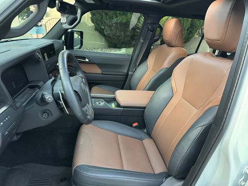 Used 2025 Lexus GX 550 AWD/4WD image 11