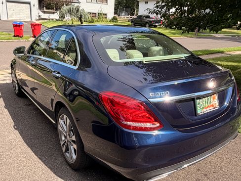 Used 2017 Mercedes-Benz C 300 4MATIC Sedan image 4