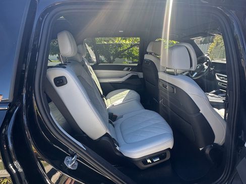 Used 2025 BMW X7 xDrive40i w/ M Sport Package AWD/4WD image 4
