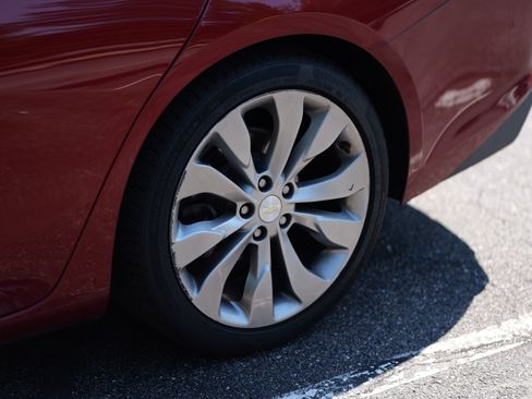 Used 2018 Chevrolet Malibu Premier w/ Premier Sun and Wheel Package FWD image 9