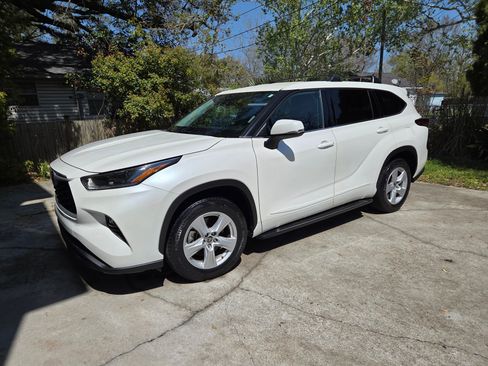 Used 2021 Toyota Highlander LE image 4