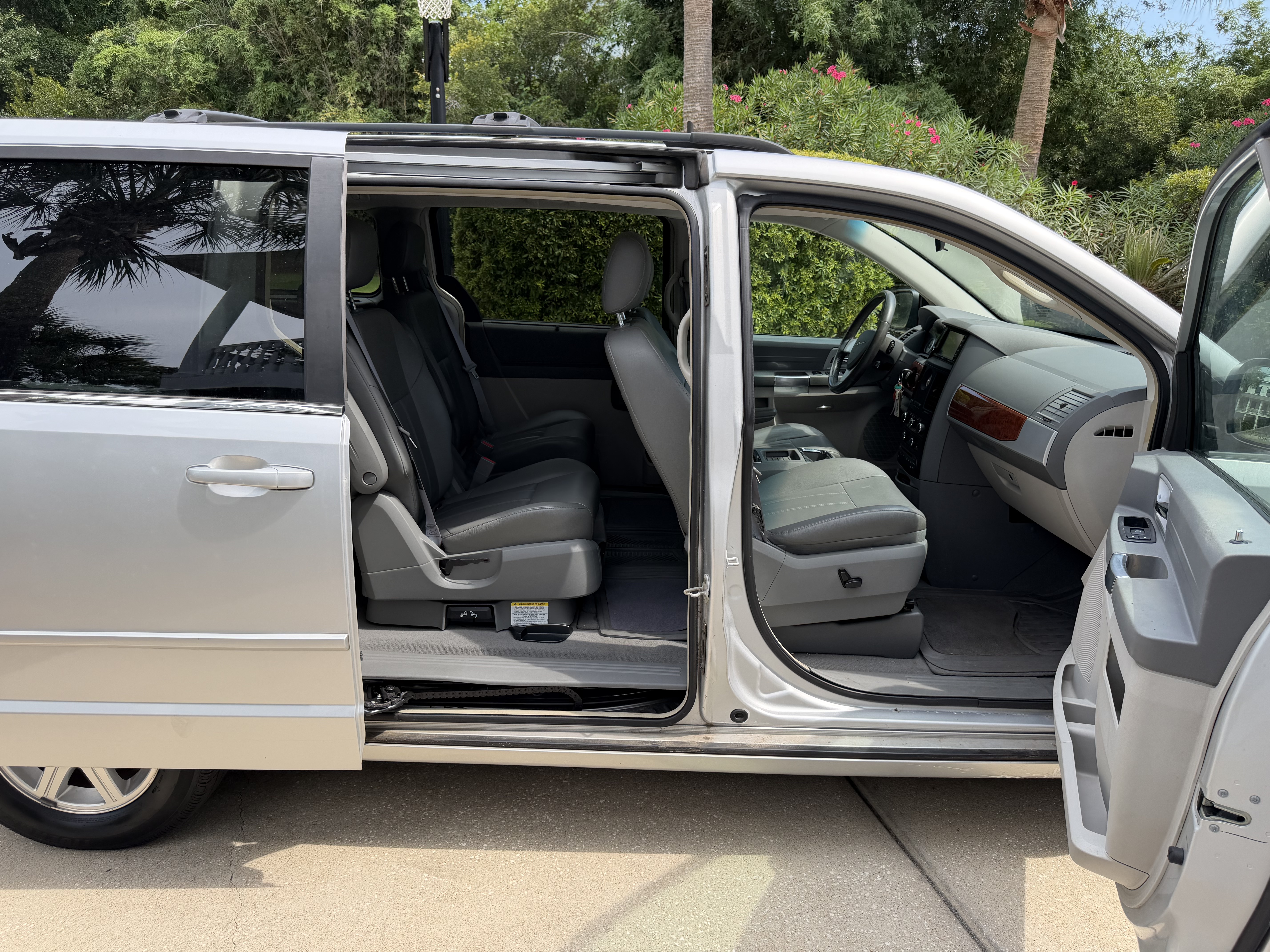 Used 2008 Chrysler Town & Country Touring FWD image 9