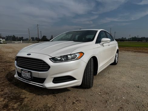 Used 2015 Ford Fusion SE image 2