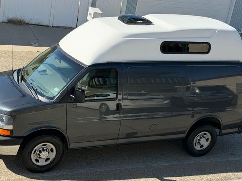 Used 2017 Chevrolet Express 2500 RWD image 1