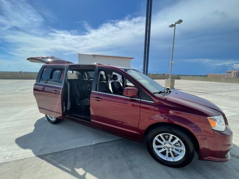 Used 2018 Dodge Grand Caravan SXT image 8