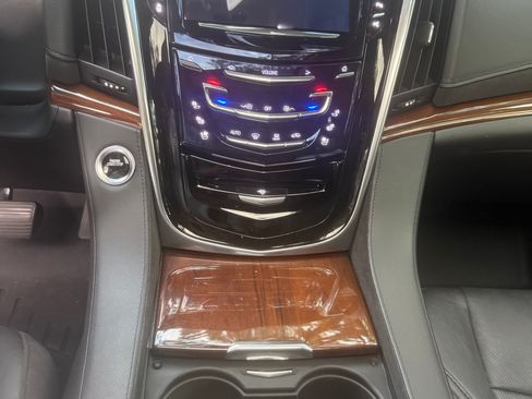 Used 2020 Cadillac Escalade Premium Luxury AWD/4WD image 13