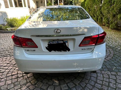 Used 2010 Lexus ES 350 w/ Preferred Accessory Package FWD image 2