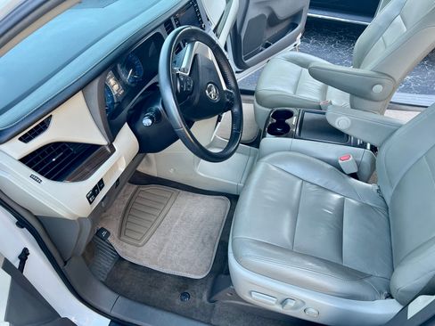 Used 2018 Toyota Sienna XLE image 14