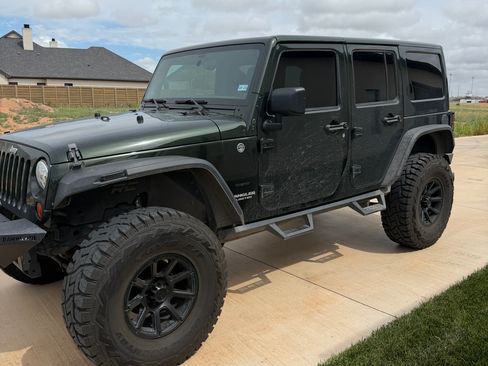 Used 2011 Jeep Wrangler Unlimited Sahara w/ Connectivity Group AWD/4WD image 5