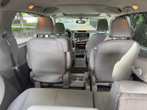 Used 2013 Toyota Sienna XLE image 8