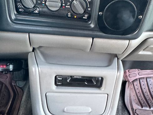 Used 2002 Chevrolet Suburban 2500 LT image 13