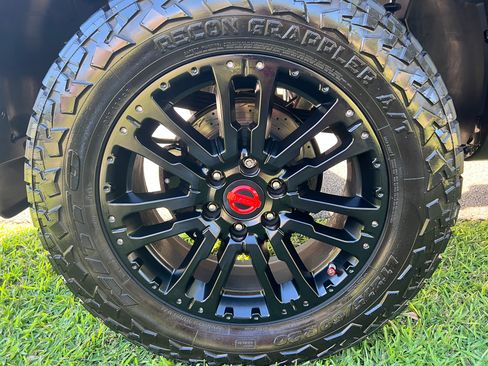 Used 2019 Nissan Titan SV w/ SV Convenience Package image 11