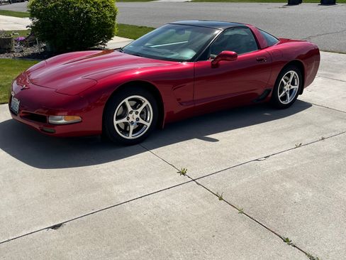 Used 2001 Chevrolet Corvette Coupe w/ Preferred Equipment Group2 RWD image 2