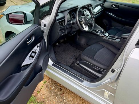 Used 2018 Nissan Leaf SV w/ SV All Weather Package FWD image 8