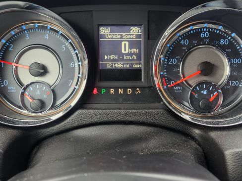 Used 2015 Chrysler Town & Country Touring w/ Driver Convenience Group image 19