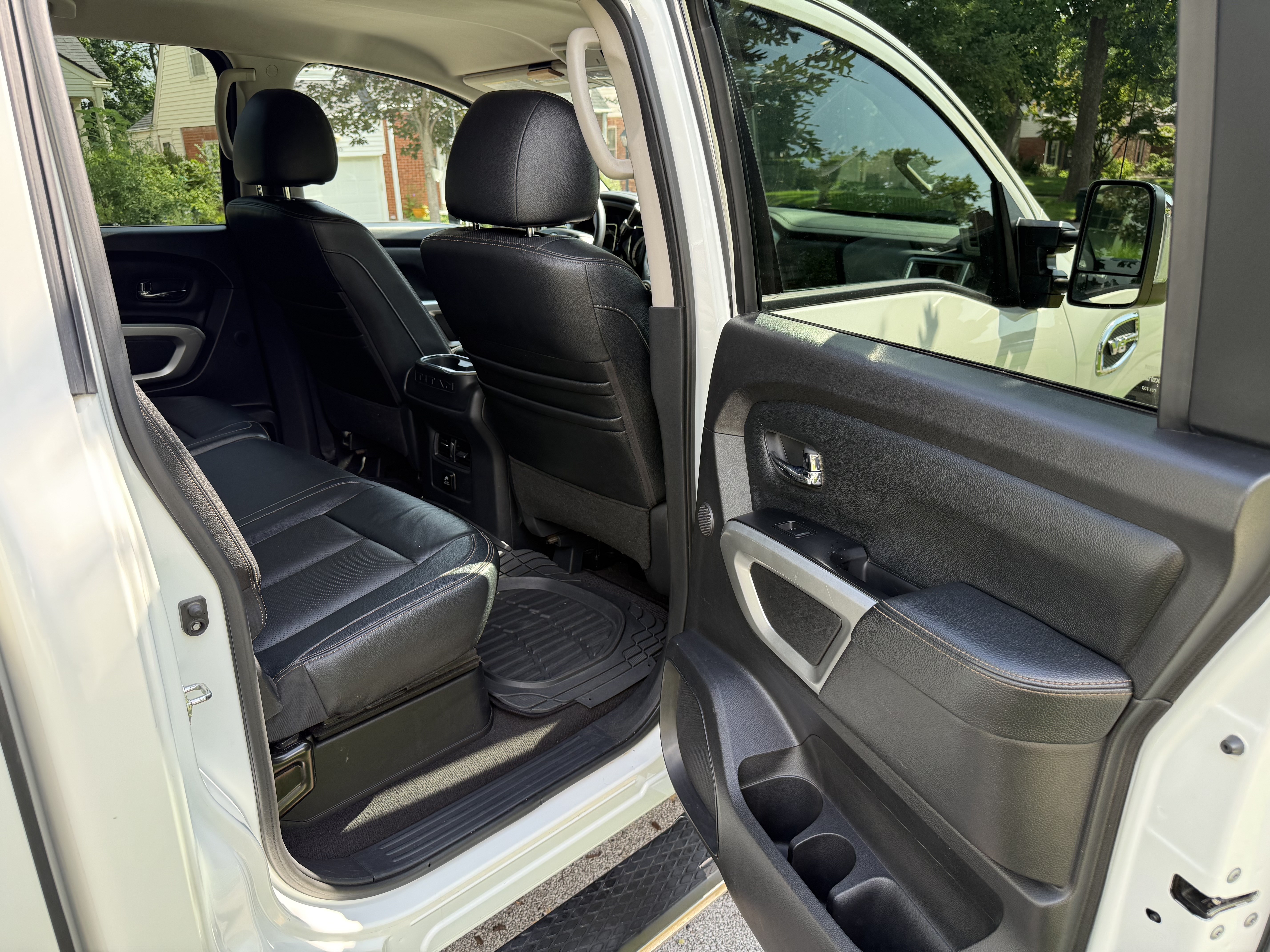 Used 2017 Nissan Titan SL w/ Off-Road Package AWD/4WD image 8