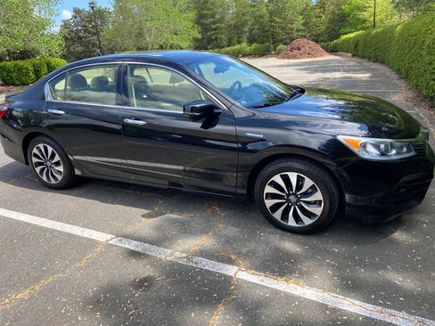 Used 2017 Honda Accord Hybrid Sedan image 2