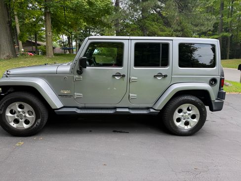 Used 2015 Jeep Wrangler Unlimited Sahara w/ Dual Top Group AWD/4WD image 5