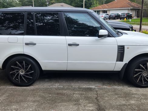 Used 2011 Land Rover Range Rover HSE image 4