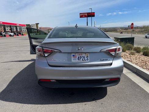 Used 2016 Hyundai Sonata SE image 2