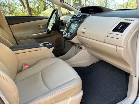 Used 2014 Toyota Prius V Five image 6