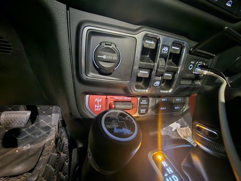 Used 2022 Jeep Wrangler Unlimited Rubicon w/ Trailer Tow Package image 16