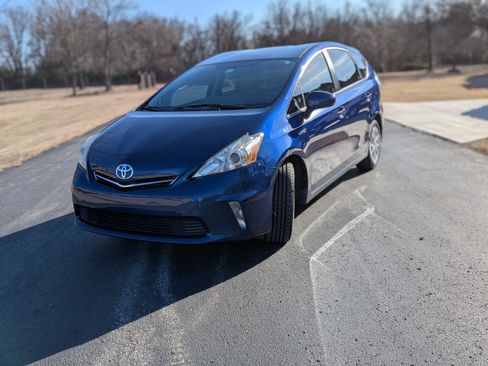 Used 2014 Toyota Prius V Three image 4