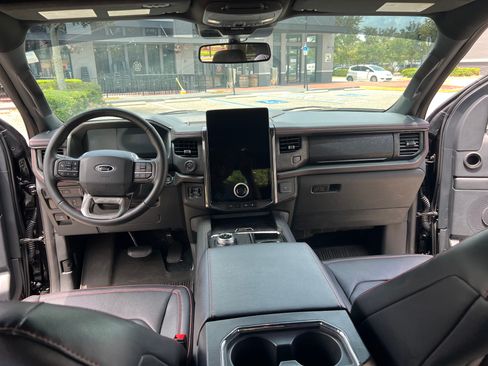 Used 2024 Ford Expedition Limited image 12