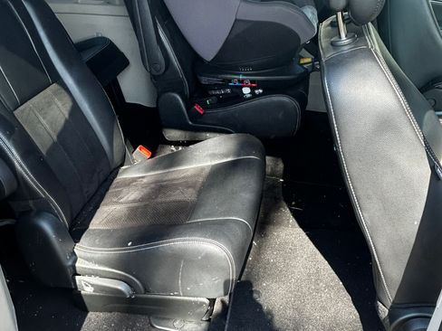 Used 2017 Dodge Grand Caravan SXT image 17