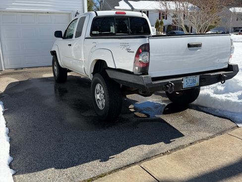 Used 2011 Toyota Tacoma 4x4 Access Cab V6 w/ TRD Off-Road Pkg image 4