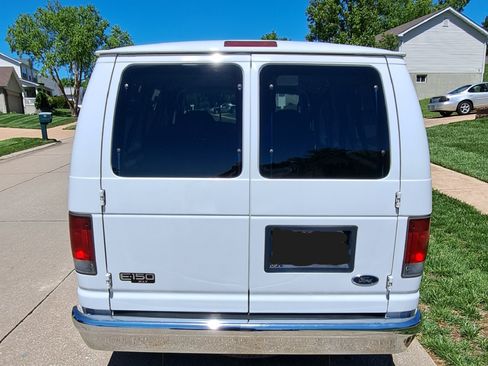 Used 2005 Ford E-150 and Econoline 150 Wagon RWD image 6