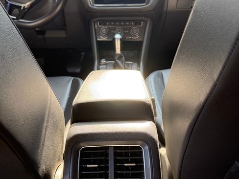 Used 2018 Volkswagen Tiguan SE FWD image 11