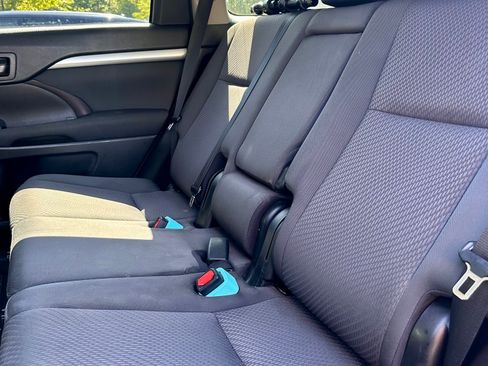Used 2019 Toyota Highlander LE FWD image 8