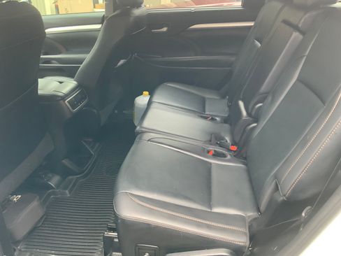 Used 2019 Toyota Highlander XLE image 17