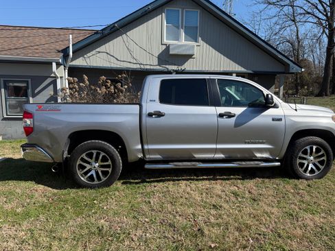 Used 2018 Toyota Tundra SR5 w/ SR5 Upgrade Package image 4